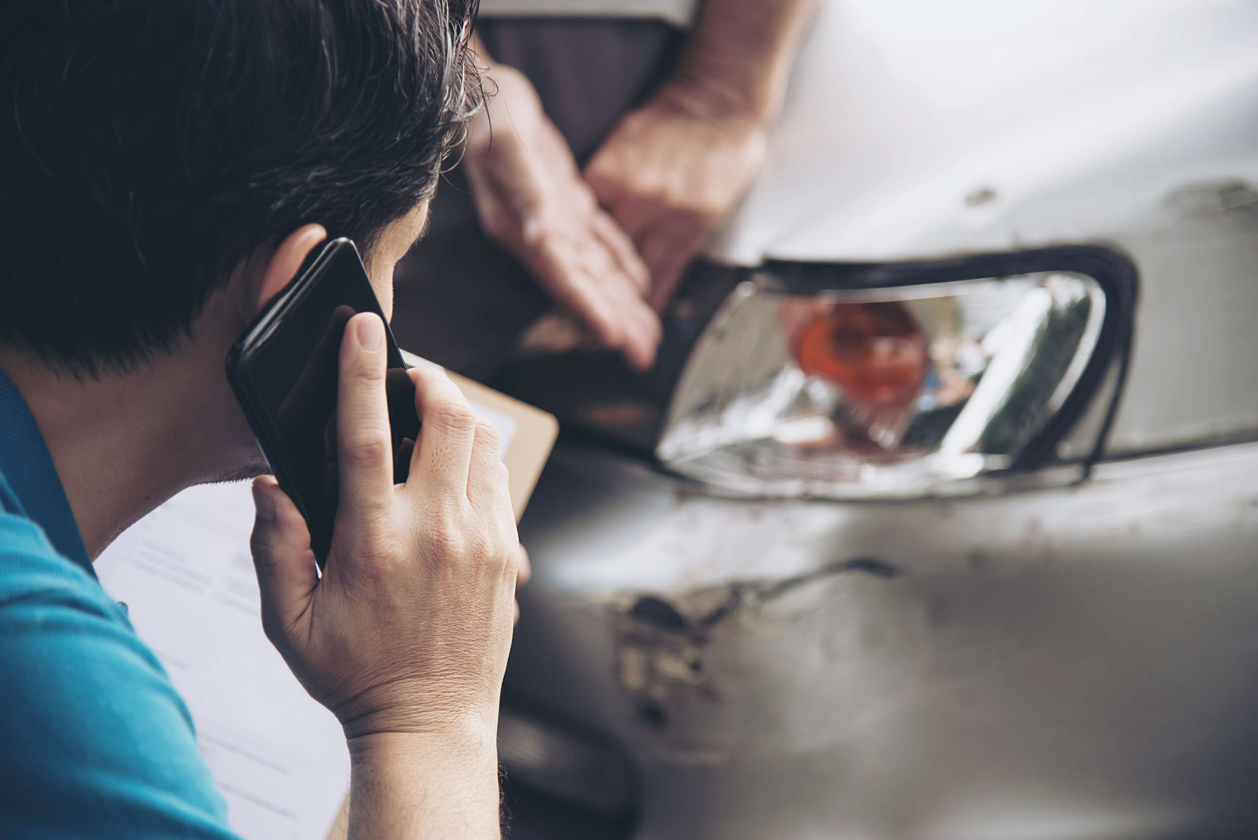 Agente Seguros Que Trabaja Proceso Reclamo Accidentes Automovilisticos Lugar Reclamo Seguro Personas Automoviles